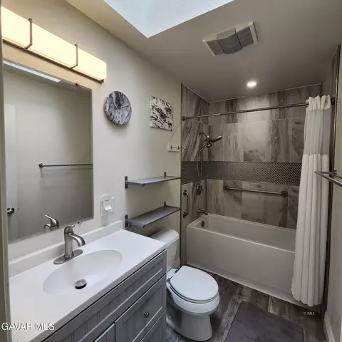 Bath - 170 Kellogg St, Lone Pine, CA 93545 photo 1 of 4