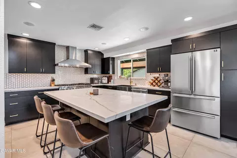 7702 De Soto Ave, Canoga Park, CA 91304