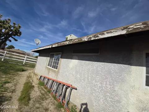 Exterior - 38997 164th St, Lake Los Angeles, CA 93591 photo 2 of 5