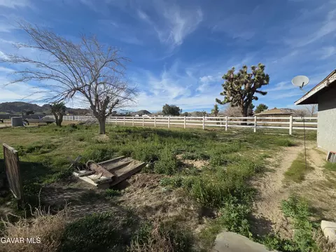Exterior - 38997 164th St, Lake Los Angeles, CA 93591 photo 3 of 5