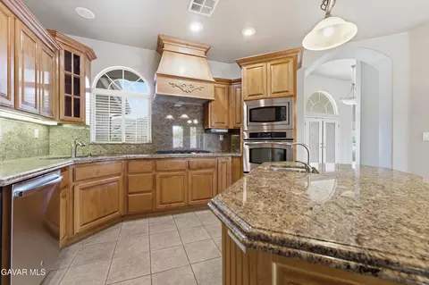 Kitchen - 403 Mesquite Dr, Tehachapi, CA 93561 photo 2 of 2