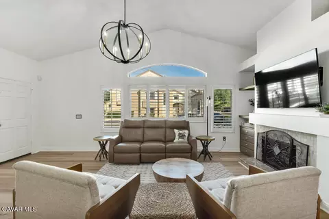 Living - 638 High Plains Ln UNIT A, Simi Valley, CA 93065 photo 3 of 3