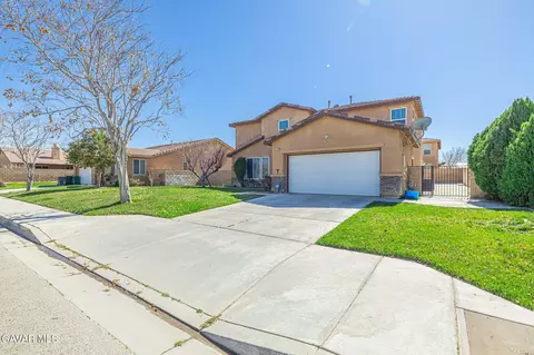 2752 Newgrove St E, Lancaster, CA 93535