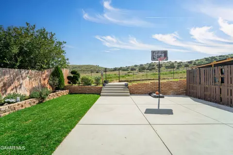 Exterior - 3046 Hampton Rd, Palmdale, CA 93551 photo 2 of 5
