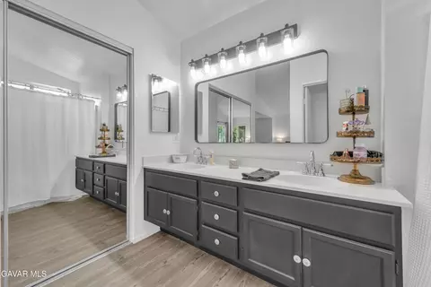 Bath - 3046 Hampton Rd, Palmdale, CA 93551 photo 2 of 3