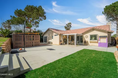 Exterior - 3046 Hampton Rd, Palmdale, CA 93551 photo 3 of 5