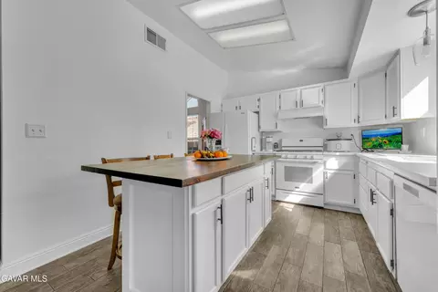 Kitchen - 3046 Hampton Rd, Palmdale, CA 93551 photo 1 of 2