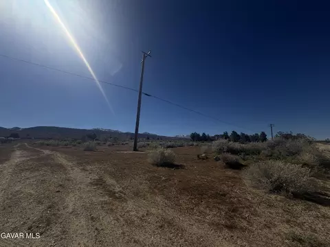 Cor Fort Tejon Drt Bada, Llano, CA 93544 photo 3