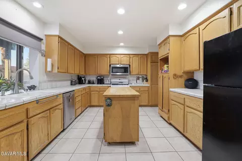 Kitchen - 5517 Harmony Ln, Lancaster, CA 93536 photo 3 of 6