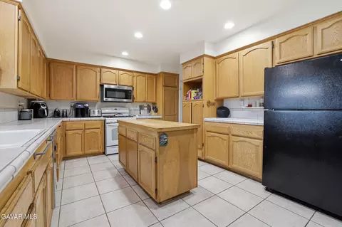 Kitchen - 5517 Harmony Ln, Lancaster, CA 93536 photo 5 of 6