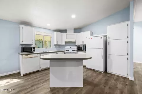 Kitchen - 45465 25th St #SPC 180, Lancaster, CA 93535 photo 2 of 2