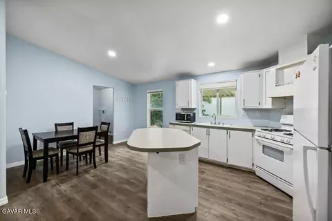 Kitchen - 45465 25th St #SPC 180, Lancaster, CA 93535 photo 1 of 2