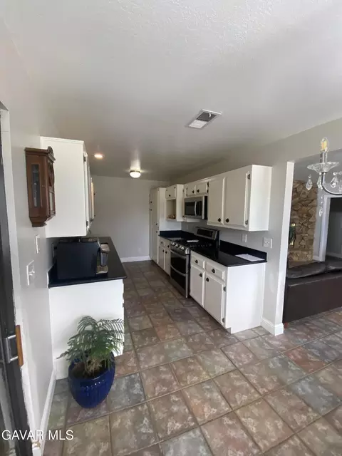 Kitchen - 20909 Ridgeway Dr, Tehachapi, CA 93561 photo 1 of 2