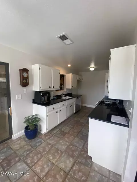 Kitchen - 20909 Ridgeway Dr, Tehachapi, CA 93561 photo 2 of 2