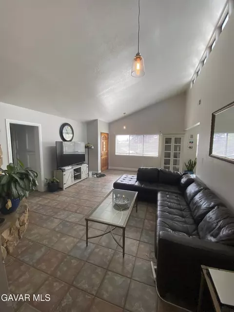 Living - 20909 Ridgeway Dr, Tehachapi, CA 93561 photo 2 of 2