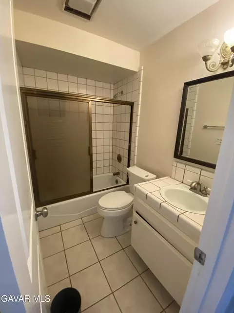 Bath - 20909 Ridgeway Dr, Tehachapi, CA 93561 photo 1 of 1