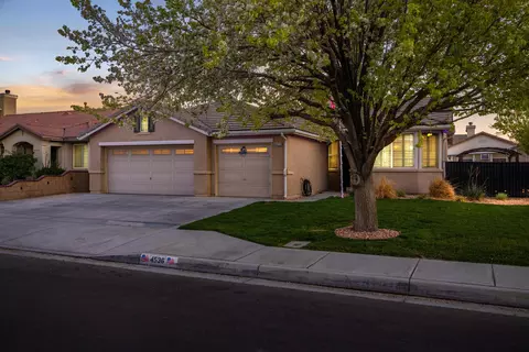 4536 Jade Ct, Lancaster, CA 93536 photo 2