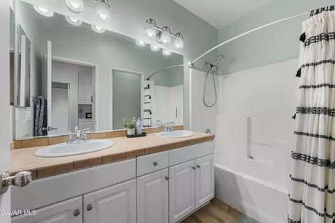 Bath - 1332 Cellini Ct, Tehachapi, CA 93561 photo 4 of 4