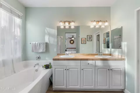 Bath - 1332 Cellini Ct, Tehachapi, CA 93561 photo 1 of 4