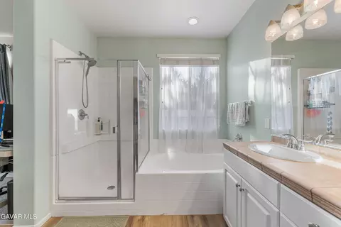 Bath - 1332 Cellini Ct, Tehachapi, CA 93561 photo 2 of 4