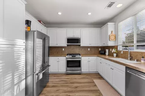 Kitchen - 1332 Cellini Ct, Tehachapi, CA 93561 photo 3 of 4
