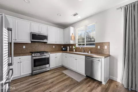 Kitchen - 1332 Cellini Ct, Tehachapi, CA 93561 photo 1 of 4