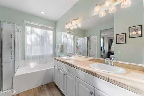 Bath - 1332 Cellini Ct, Tehachapi, CA 93561 photo 3 of 4