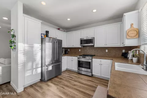 Kitchen - 1332 Cellini Ct, Tehachapi, CA 93561 photo 2 of 4