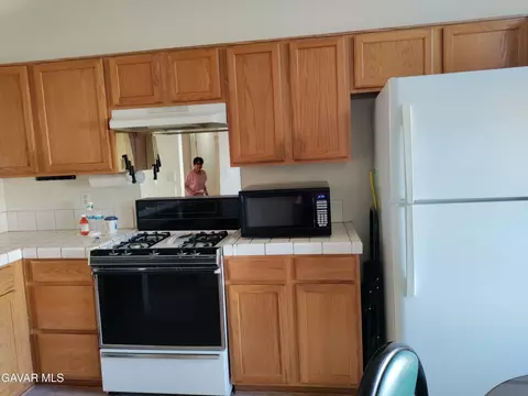 Kitchen - 37759 67th St, Palmdale, CA 93552 photo 2 of 3