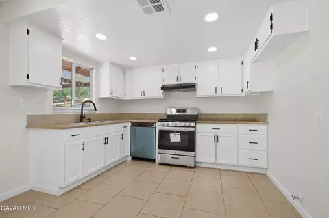 Kitchen - 40912 E 168th St, Lancaster, CA 93535 photo 1 of 1