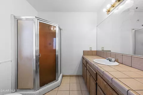 Bath - 23073 E Avenue J, Lancaster, CA 93535 photo 1 of 4