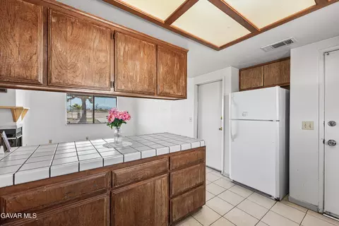 Kitchen - 23073 E Avenue J, Lancaster, CA 93535 photo 5 of 5