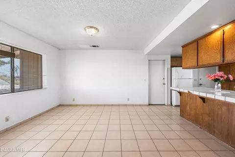 Living - 23073 E Avenue J, Lancaster, CA 93535 photo 5 of 8