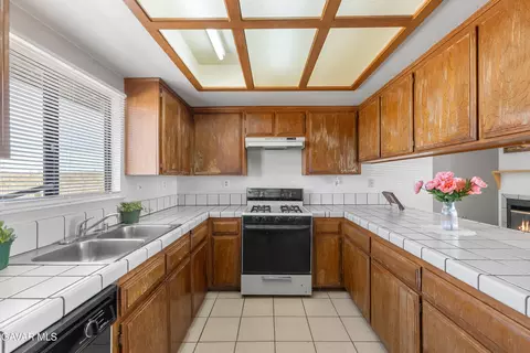 Kitchen - 23073 E Avenue J, Lancaster, CA 93535 photo 3 of 5