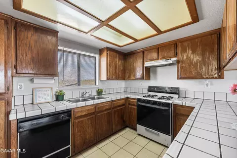 Kitchen - 23073 E Avenue J, Lancaster, CA 93535 photo 2 of 5