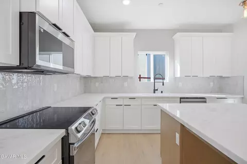Kitchen - 17750 Arlington Pl, Tehachapi, CA 93561 photo 2 of 5