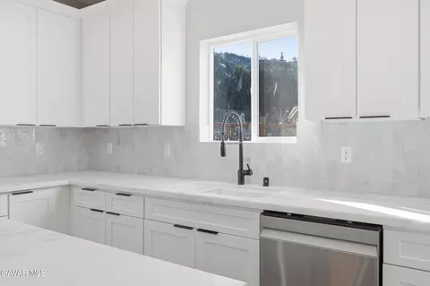 Kitchen - 17750 Arlington Pl, Tehachapi, CA 93561 photo 5 of 5