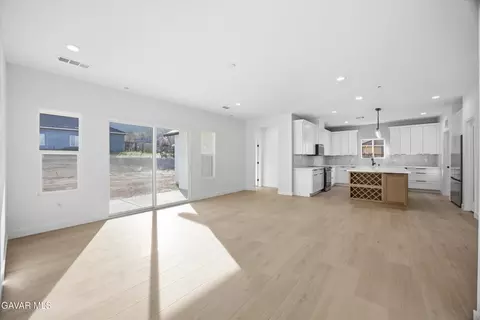 Living - 17750 Arlington Pl, Tehachapi, CA 93561 photo 2 of 5