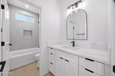 Bath - 17750 Arlington Pl, Tehachapi, CA 93561 photo 4 of 6