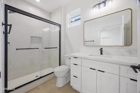 Bath - 17750 Arlington Pl, Tehachapi, CA 93561 photo 6 of 6