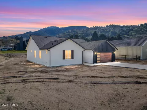 Exterior - 17750 Arlington Pl, Tehachapi, CA 93561 photo 2 of 9