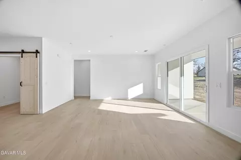 Living - 17750 Arlington Pl, Tehachapi, CA 93561 photo 3 of 5