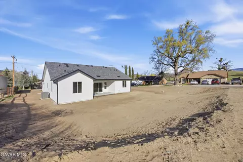 Exterior - 17750 Arlington Pl, Tehachapi, CA 93561 photo 6 of 9
