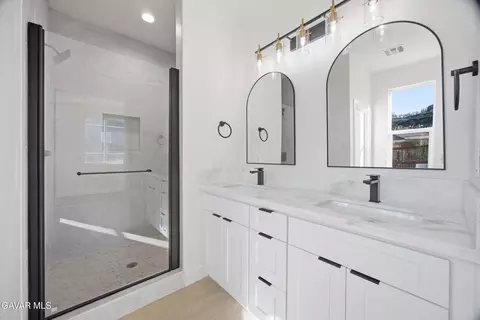 Bath - 17750 Arlington Pl, Tehachapi, CA 93561 photo 2 of 6