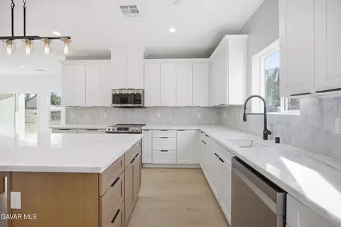 Kitchen - 17750 Arlington Pl, Tehachapi, CA 93561 photo 4 of 5