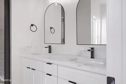 Bath - 17750 Arlington Pl, Tehachapi, CA 93561 photo 3 of 6