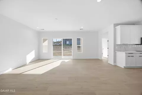 Living - 17750 Arlington Pl, Tehachapi, CA 93561 photo 5 of 5