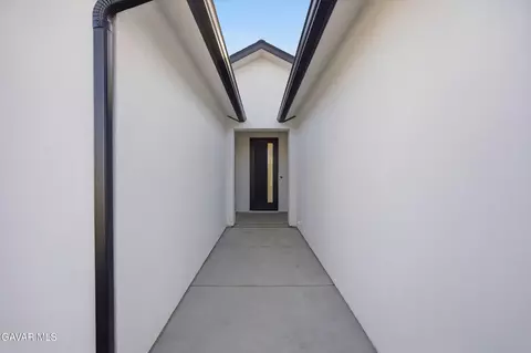 Entry Way - 17750 Arlington Pl, Tehachapi, CA 93561 photo 1 of 3