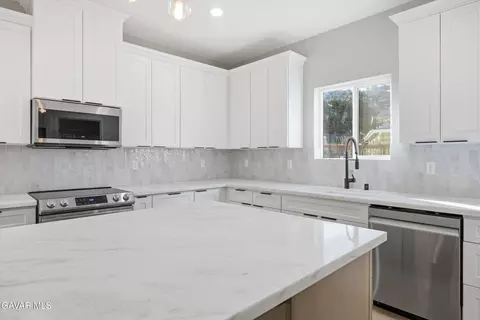 Kitchen - 17750 Arlington Pl, Tehachapi, CA 93561 photo 3 of 5