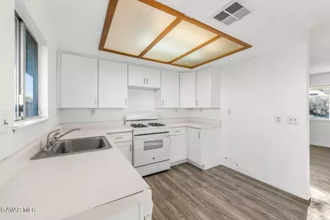 Kitchen - 40974 156th St, Lancaster, CA 93535 photo 2 of 4